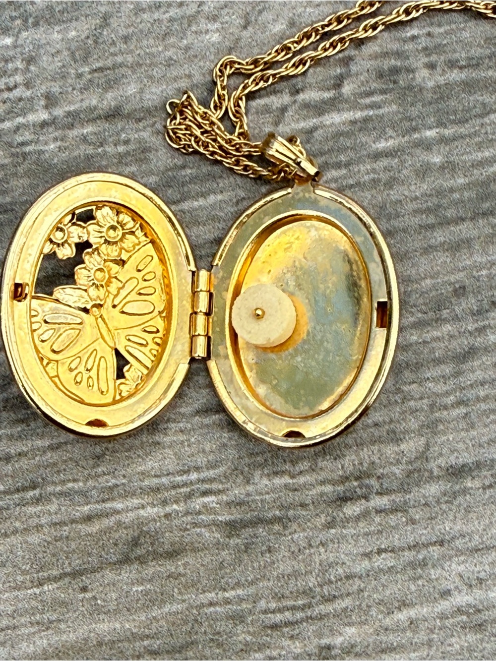 Vintage Avon 70s gold-tone butterfly perfume locket necklace - Picture 4 of 6